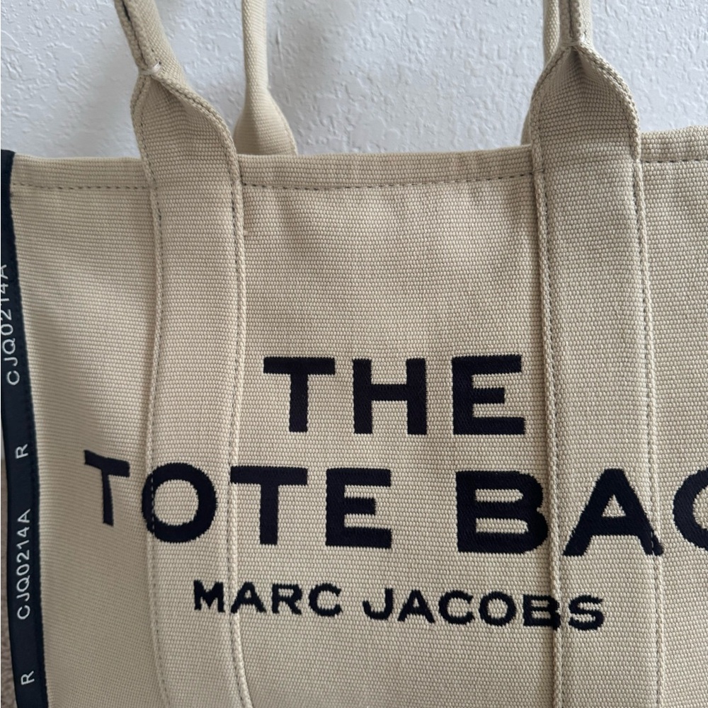 Marc Jacobs THE JACQUARD
LARGE TOTE BAG - Picture 6 of 10